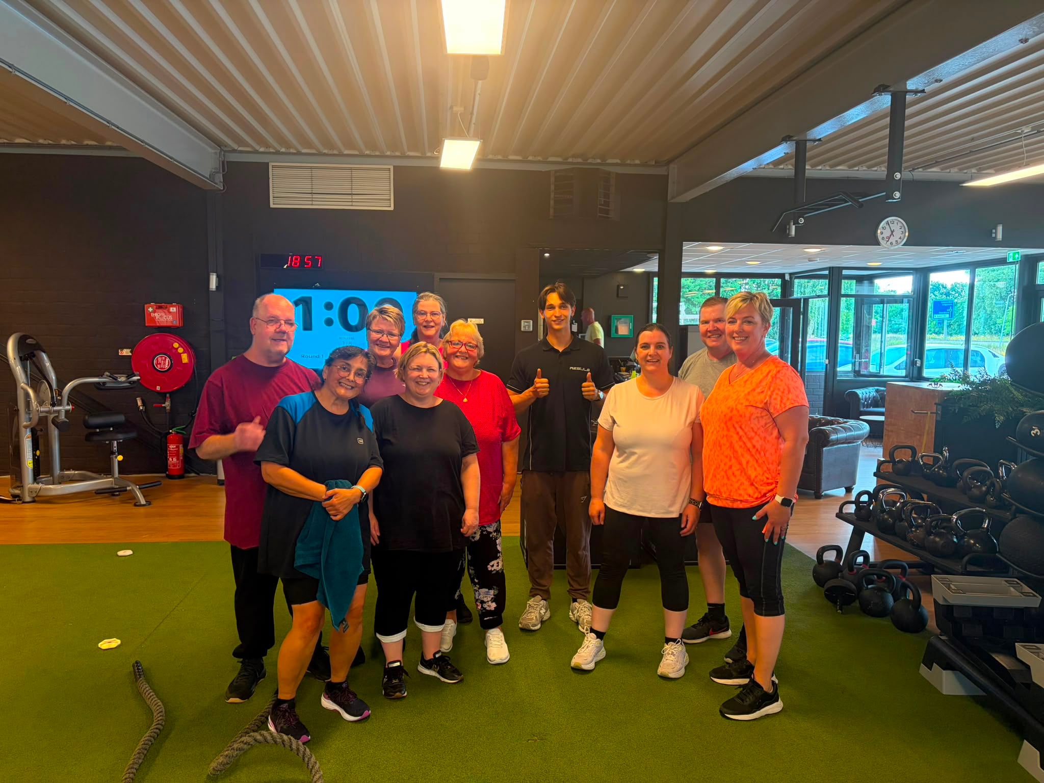 Onze GLI-groep samen met hun sportcoach in de zaal bij Regul8