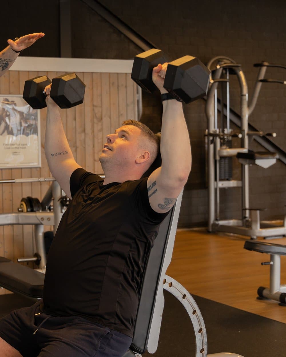 Trainer begeleidt een sporter in de zaal van Regul8