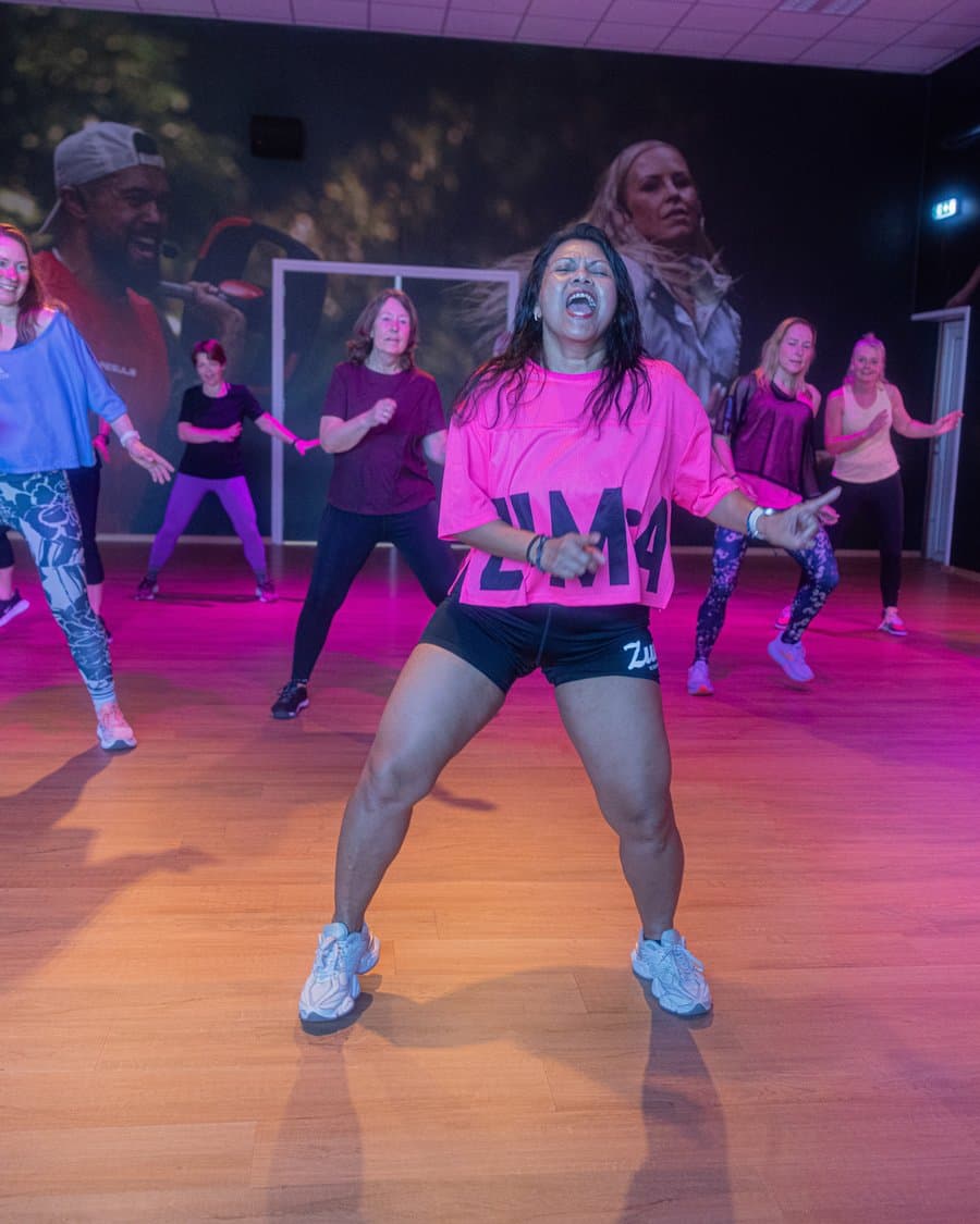 Sfeerbeeld van groepsles Zumba bij Regul8