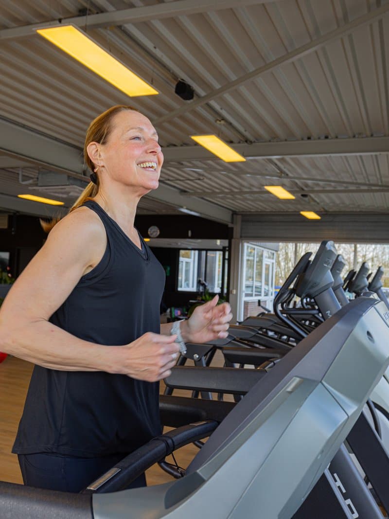 Sporter in de fitnessruimte van Regul8