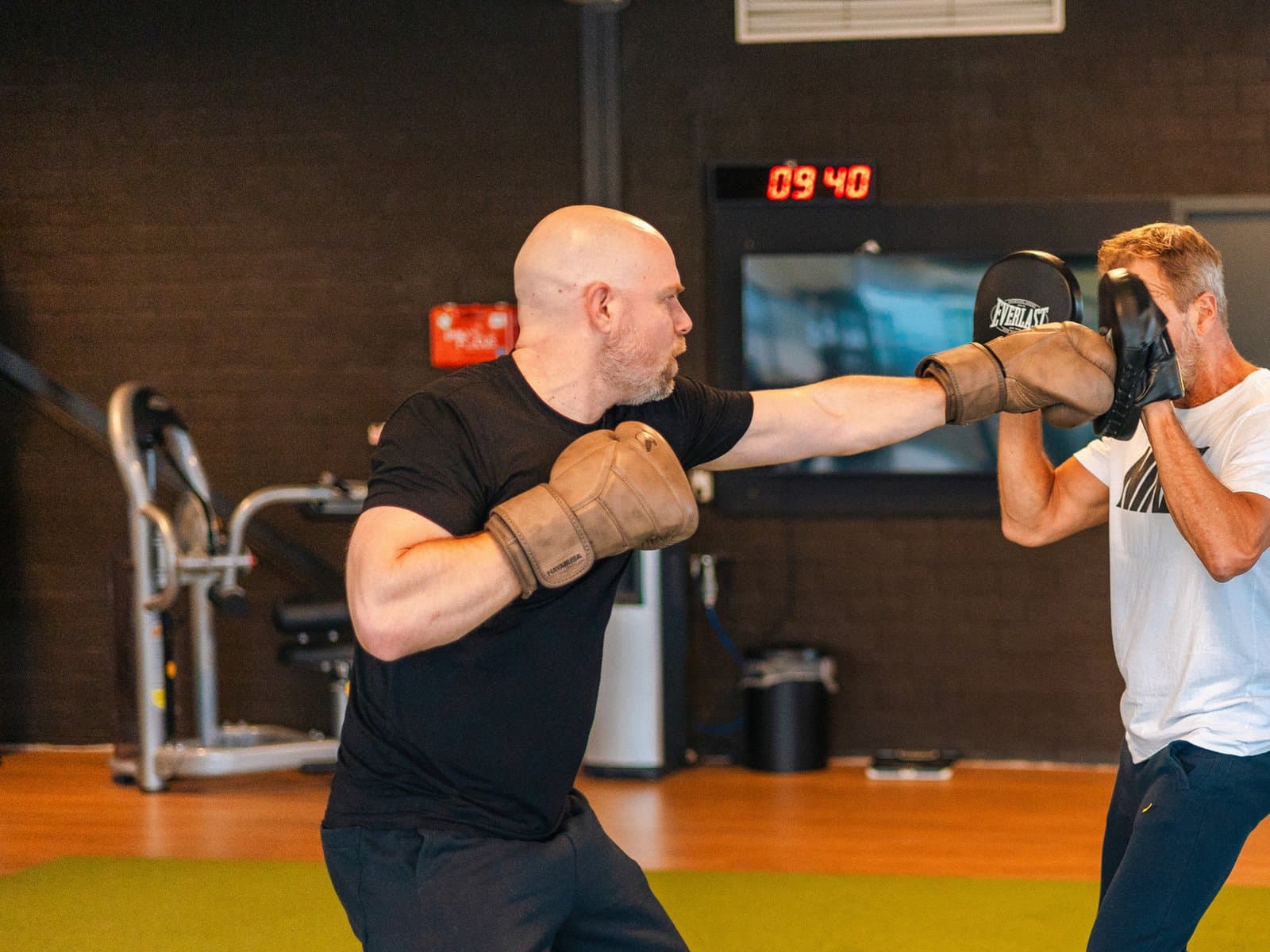 Personal trainer en lid doen samen een oefening