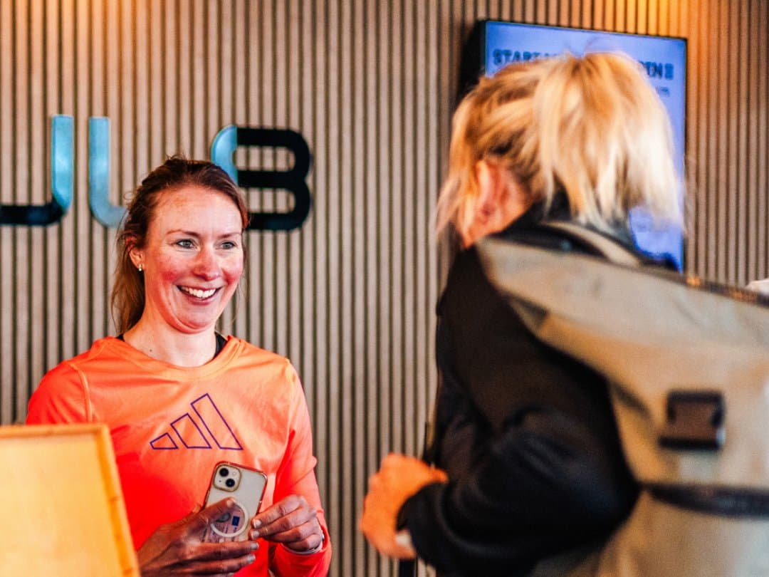 Jong teamlid in de zaal van Regul8 in Noordhorn