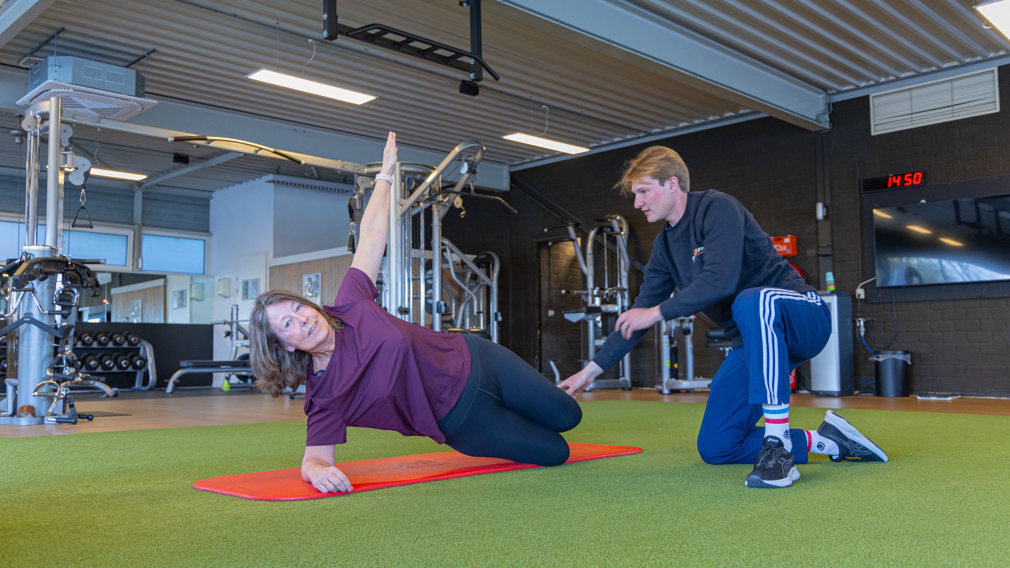 Personal trainer begeleidt een sporter bij Regul8 in Noordhorn